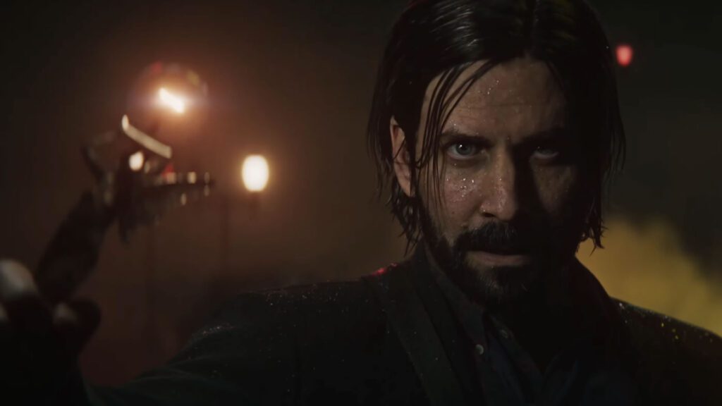 Close no rosto do Alan segurando um tipo de lanterna em meio a uma cidade chuvosa